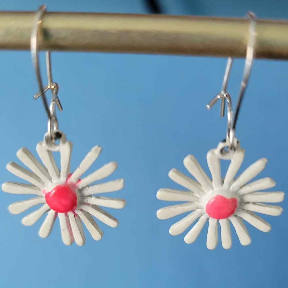 Vintage 1960's earrings, white and pink flowers.